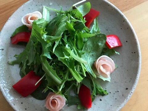 ベビーリーフと生ハムのお花サラダ